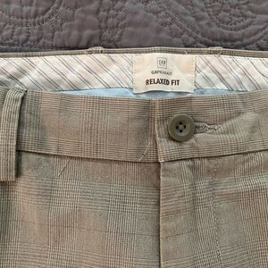 Gap relaxed fit glen plaid khakis 32 x 32